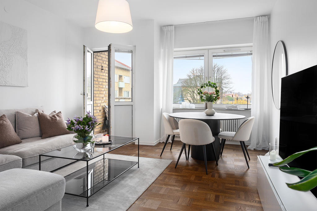 Mysigt vardagsrum med nyslipade golv härlig balkong.