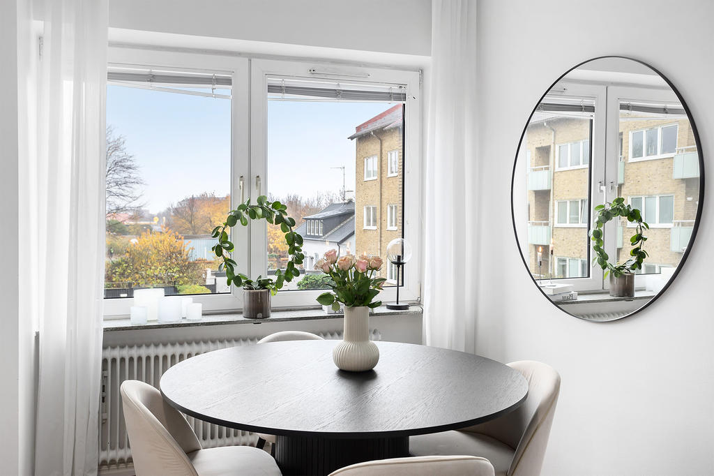 Njut av utsikten mot föreningens välskötta gård.