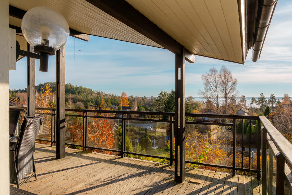 Utsikt från balkongen. Björkarna som syns på bilden är avverkade – fri utsikt idag.