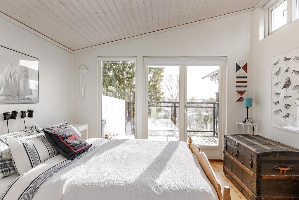 Sovrum med utgång till balkong