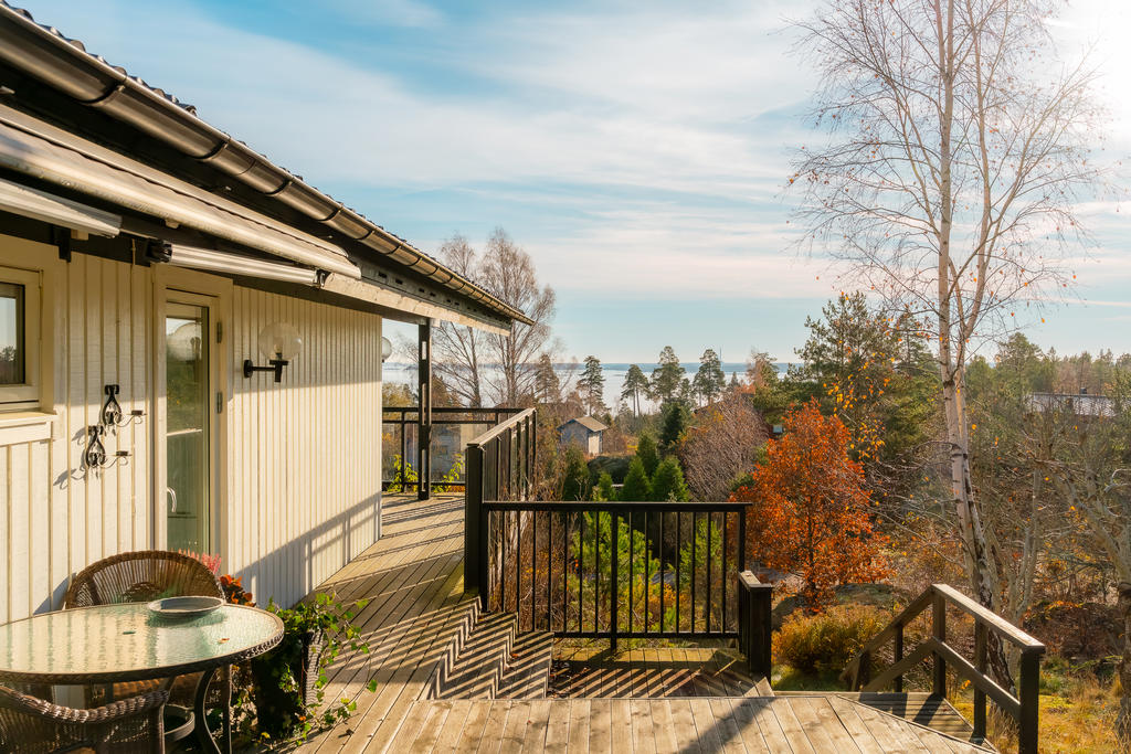 Gavelsida. De två björkarna bredvid varandra som syns på bilden är avverkade – fri utsikt idag.
