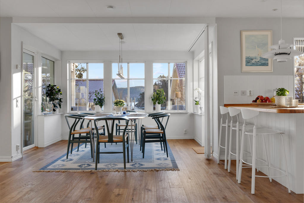 Matplats med vacker utsikt och utgång till altan och uterum