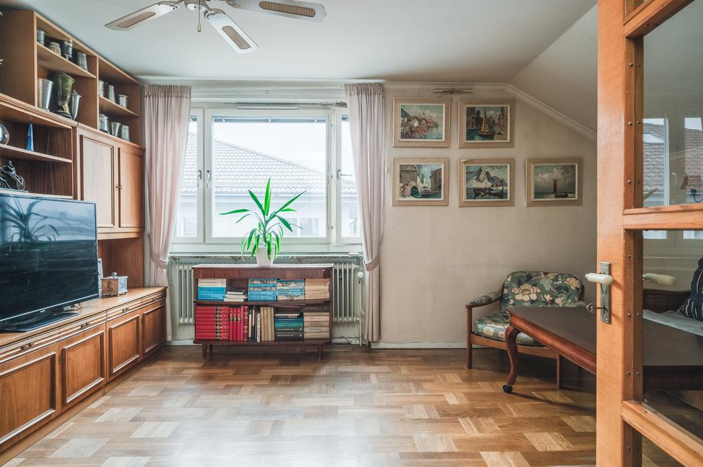 Vardagsrum med parkettgolv