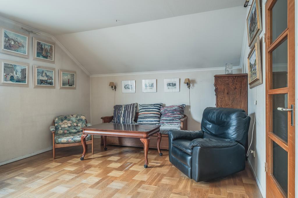 Vardagsrum med parkettgolv