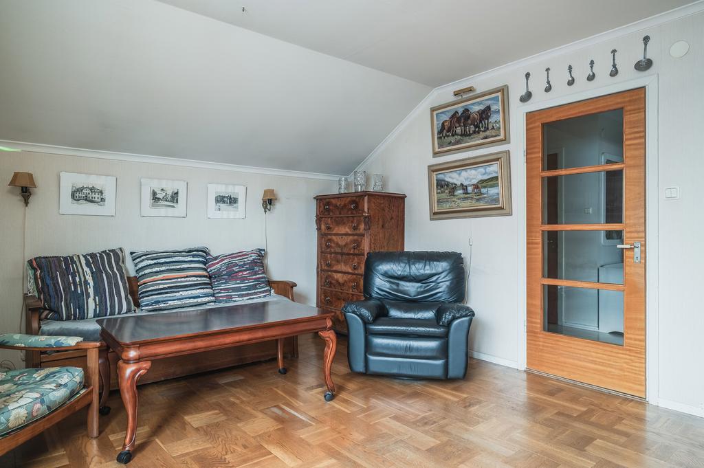 Vardagsrum med parkettgolv