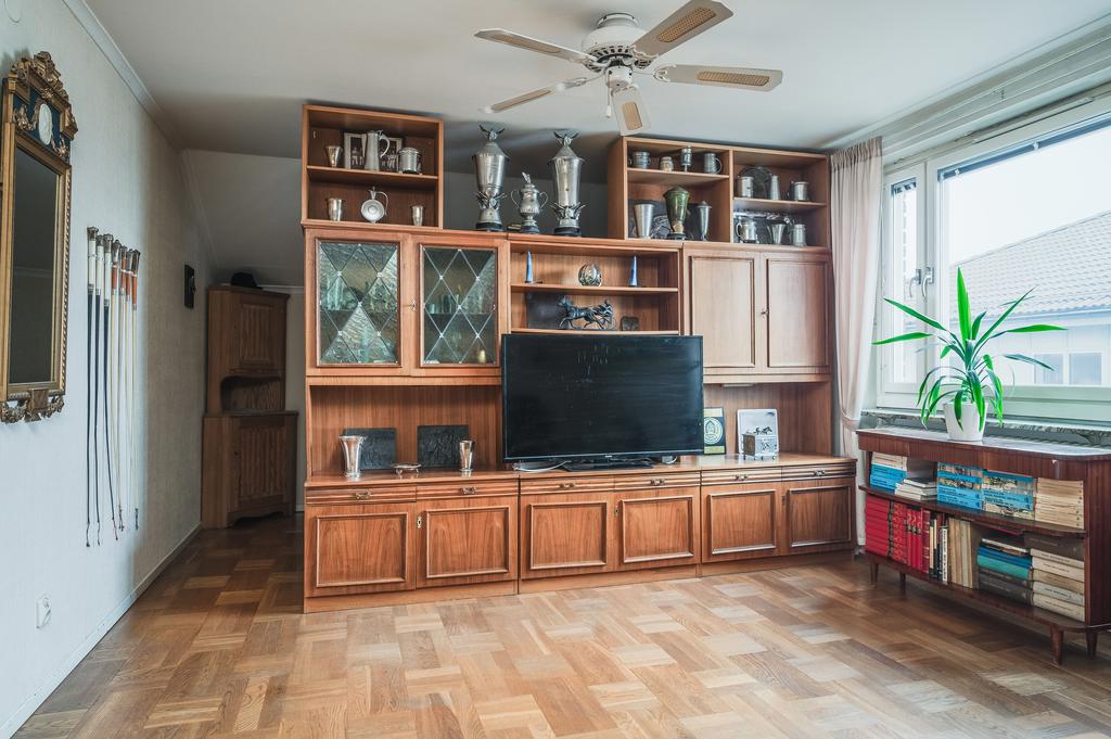 Vardagsrum möjlig sovalkov bakom hyllan