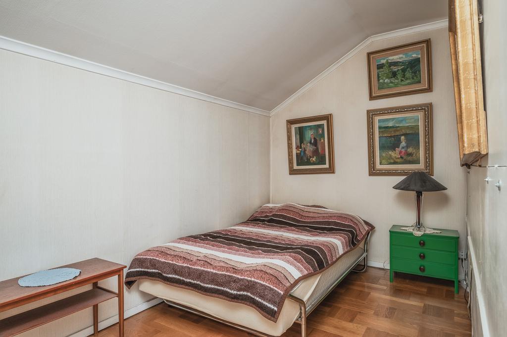 Möjlig sovalkov bakom hyllan