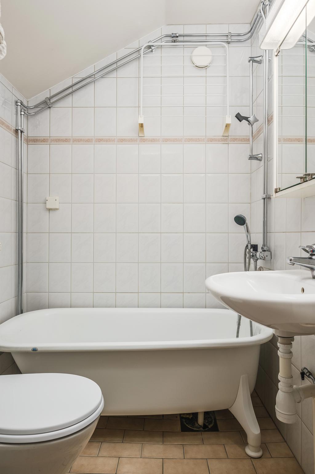 Helkaklat badrum med badrum