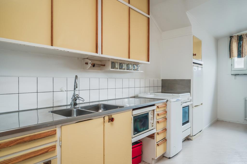 Kök med tvättmaskin installerat