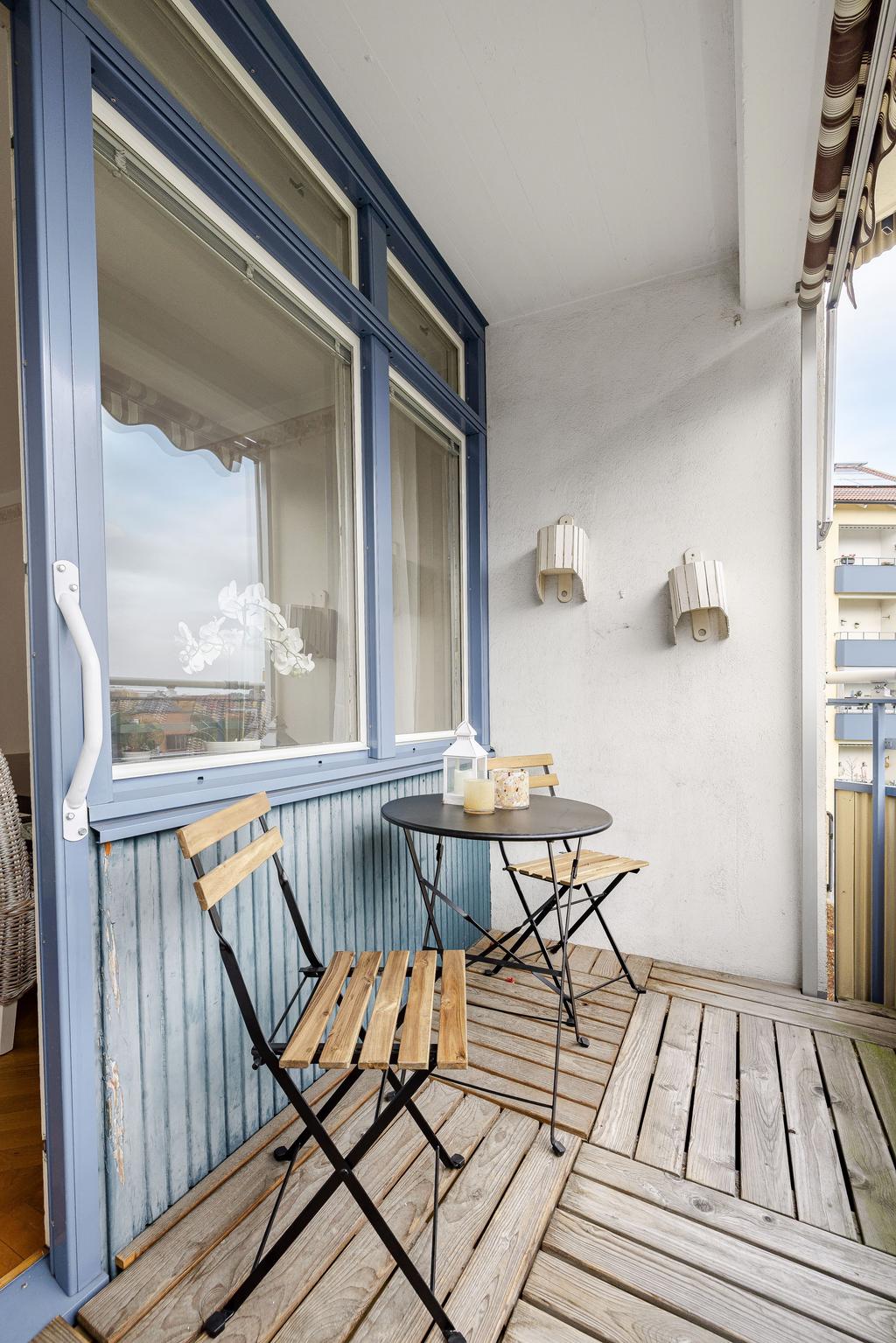 Balkong med utgång från vardagsrummet. 