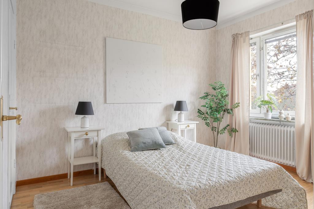 Det större av två sovrum