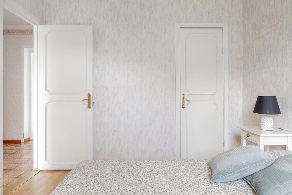 Det större sovrummet har klädkammare och separat dubbelgarderob