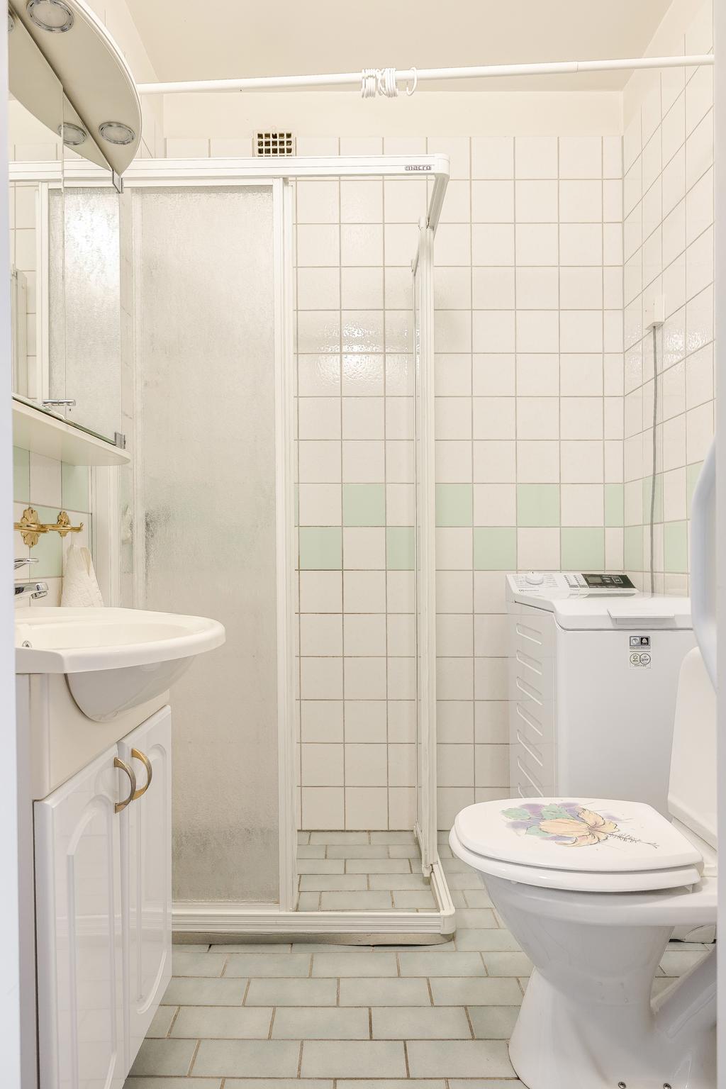 Duschrum med toppmatad tvättmaskin