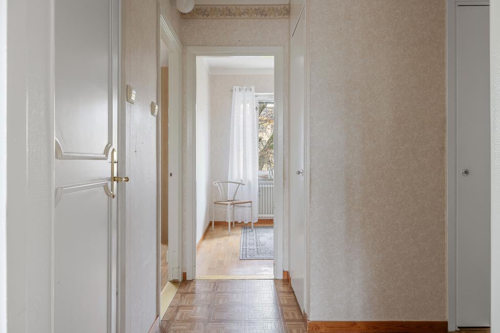 Ljusa innerdörrar och gott om förvaring. 