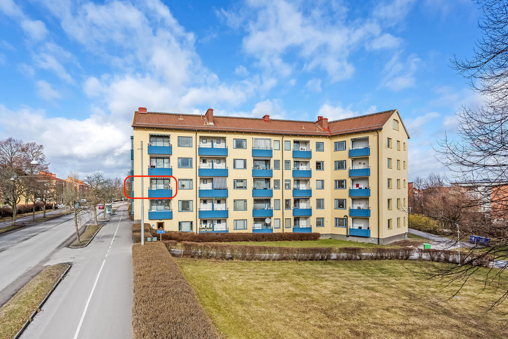 Lägenheten markerad. Balkong rakt fram och burspråk på gaveln