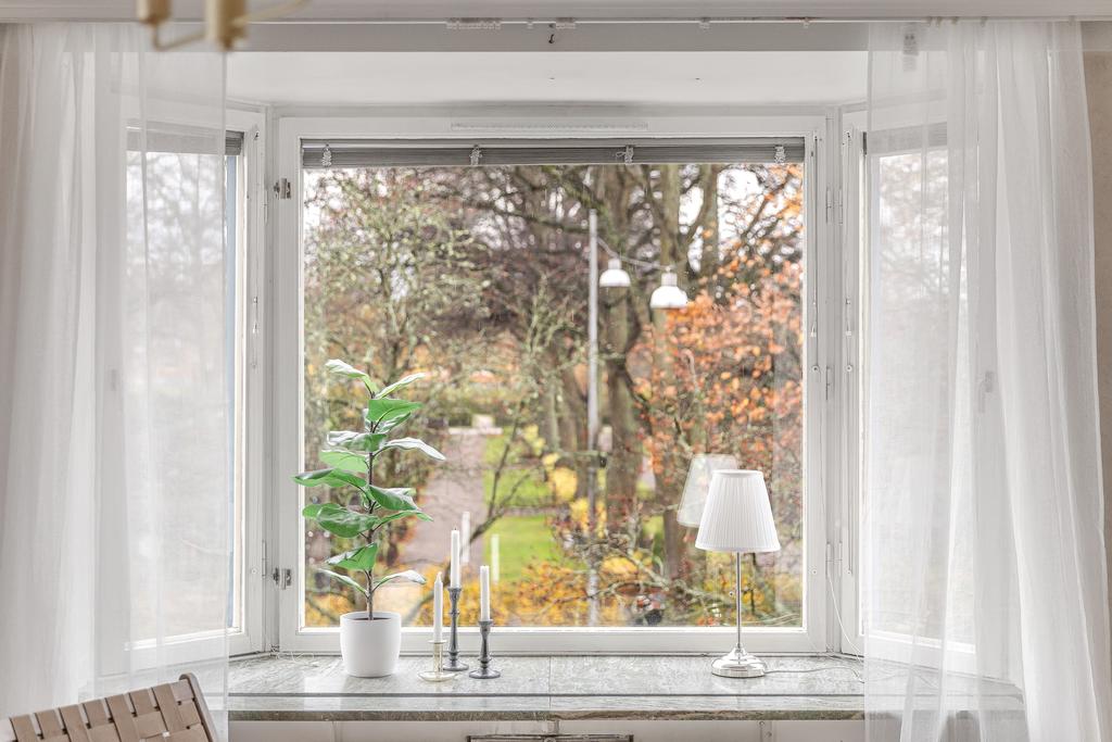 Burspråk med kolmårdsmarmor i vardagsrum