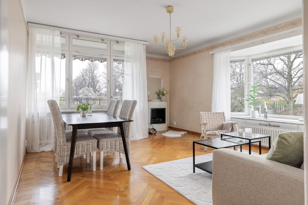 Vardagsrum med naturligt ljusinsläpp från två håll. Burspråk med kolmårdsmarmor. 