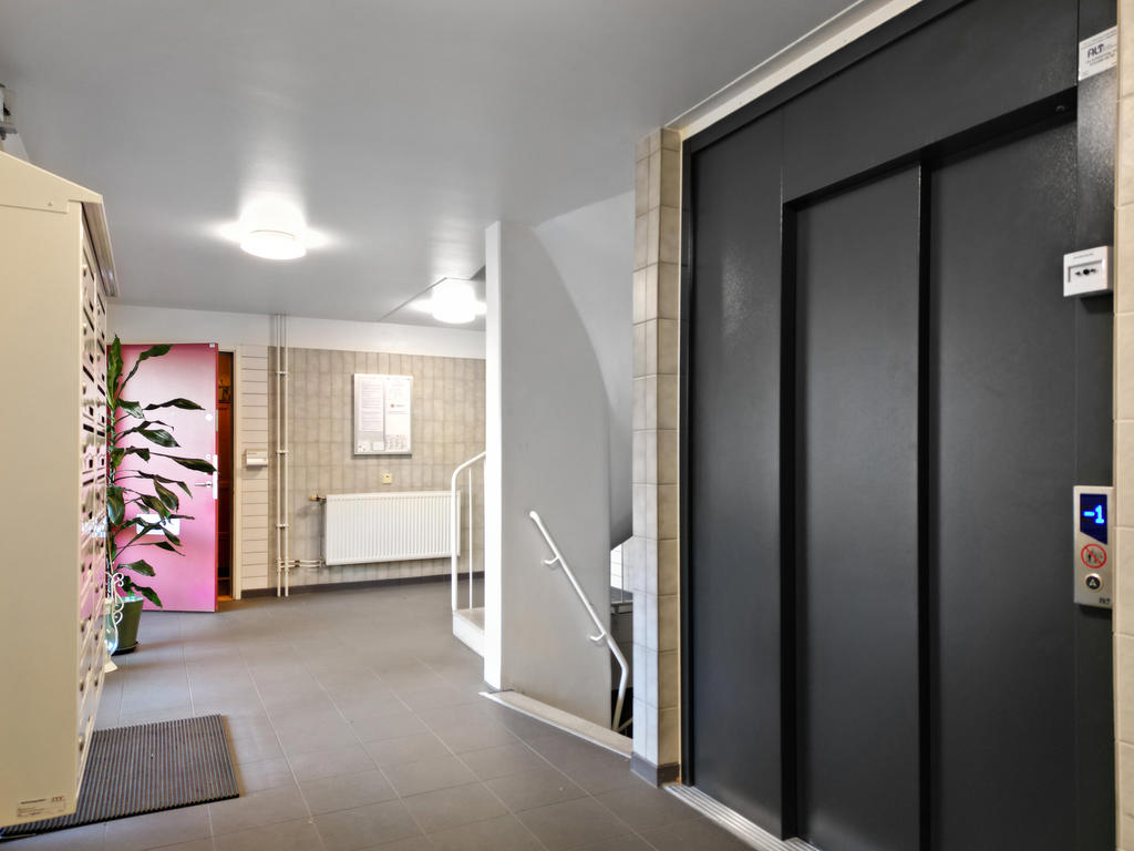 Entré med nyrenoverad hiss