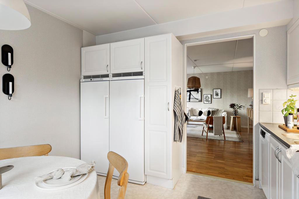 Kök med vy över vardagsrum 