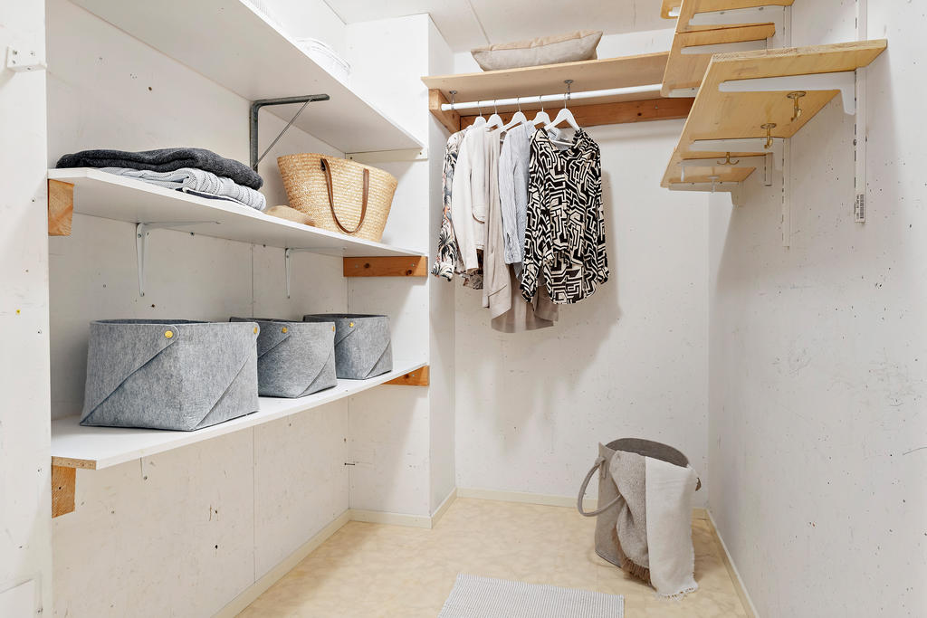 Stort förråd i anslutning till entré + extra förråd en trappa ned.