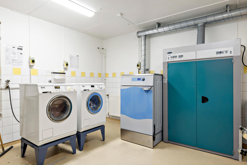 Tvättstuga en trappa ned. Torkskåpet är mycket uppskattat! 