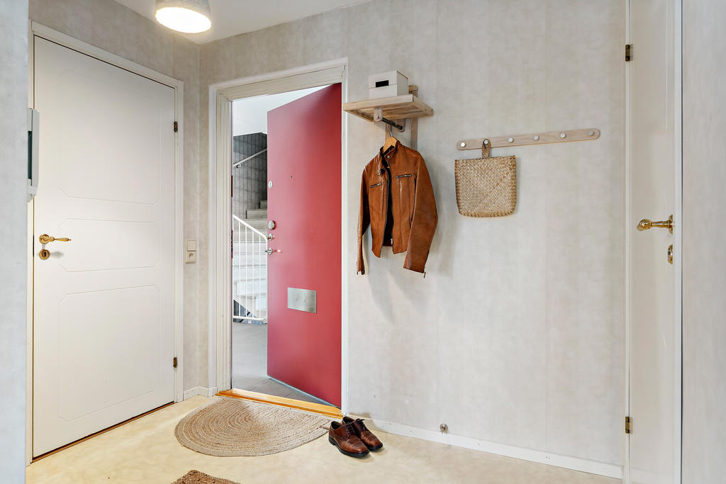 Rymlig entré med stort förråd i anslutning