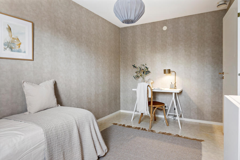 Sovrum 2 - plats för skrivbord mm.