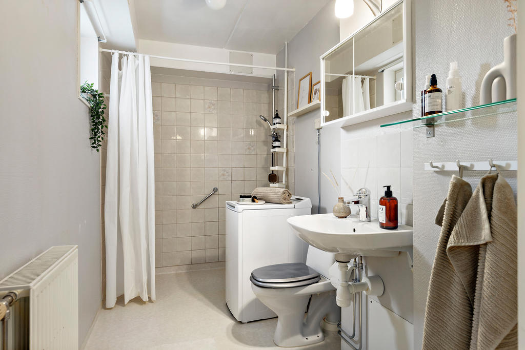 Badrum med tvättmaskin 