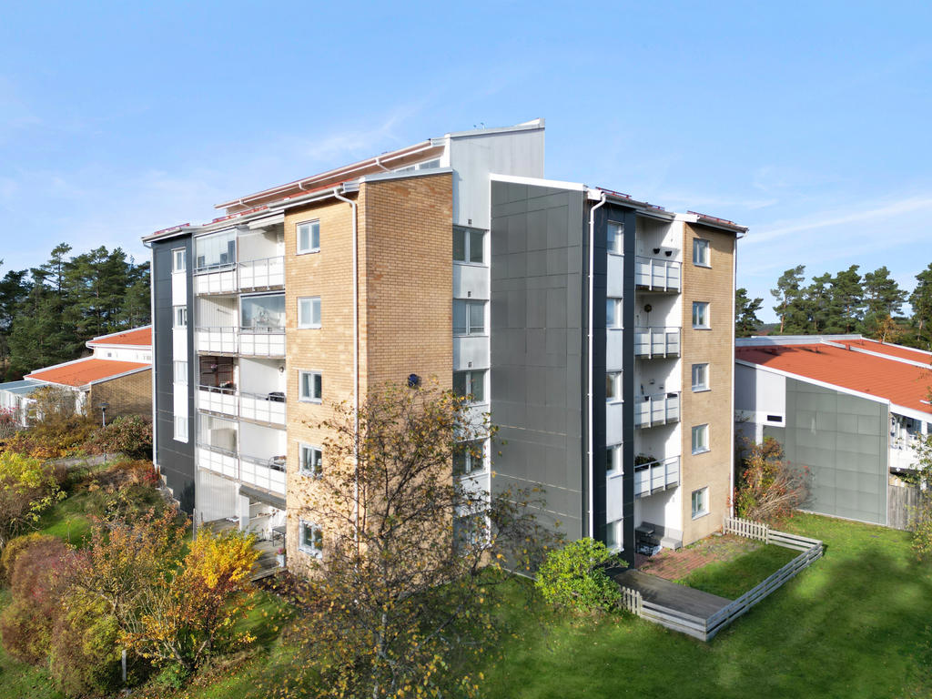 Här bor du i sutteränghus vilket gör att balkongen ligger en våning upp från marken. 