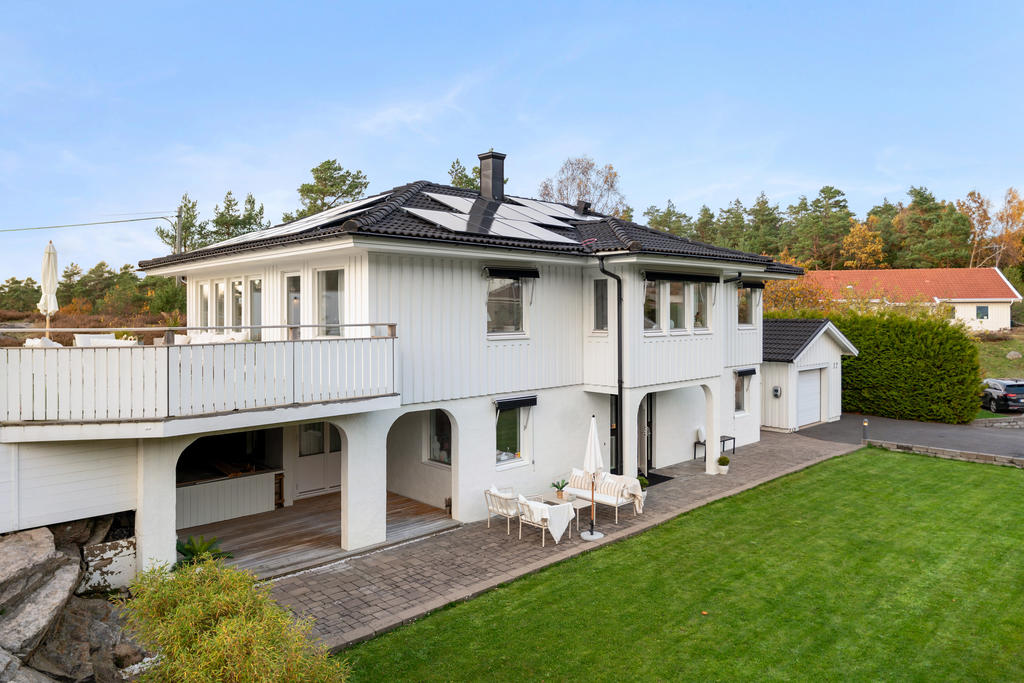 Uteplats under tak och separat garagebyggnad