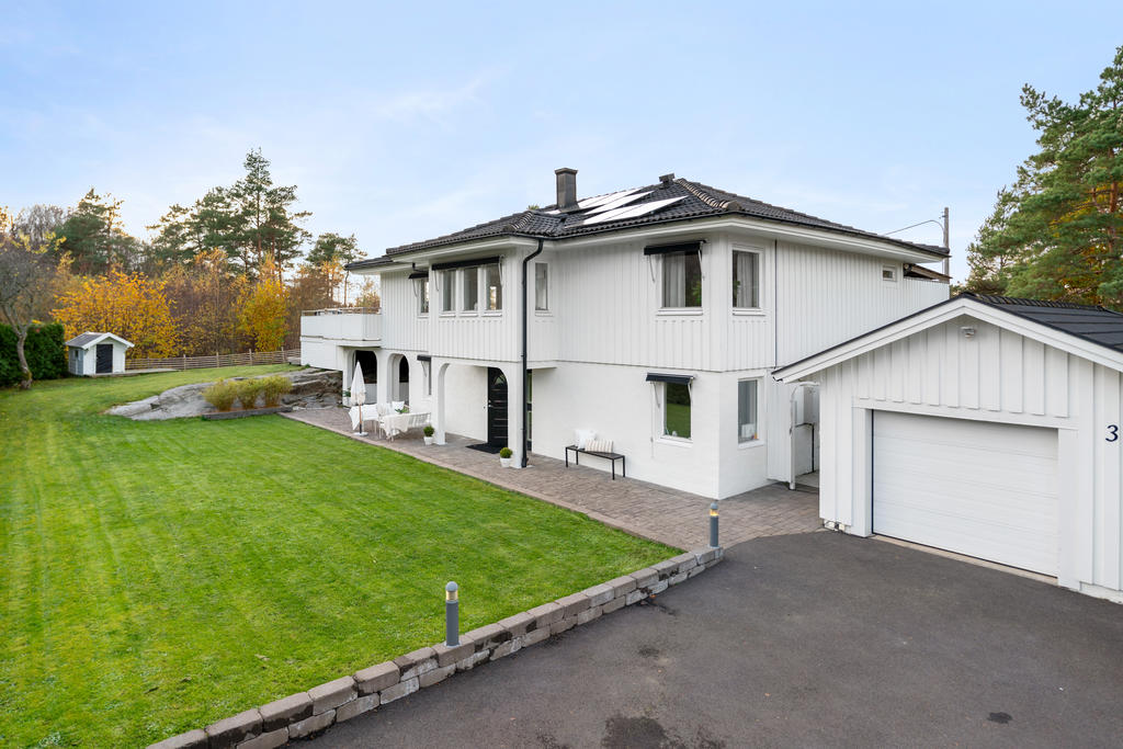 Framsida med stor härlig gräsmatta 