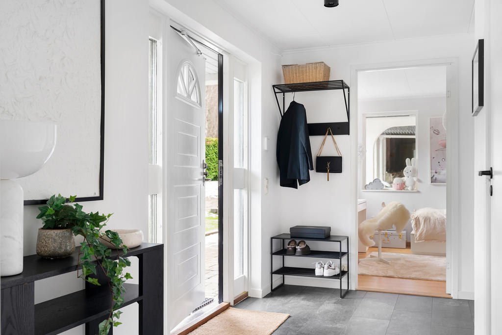 Entréhall med plats för avhängning