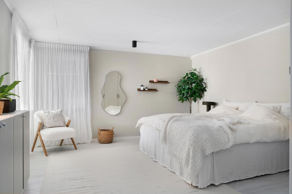 Stort föräldrasovrum med ...