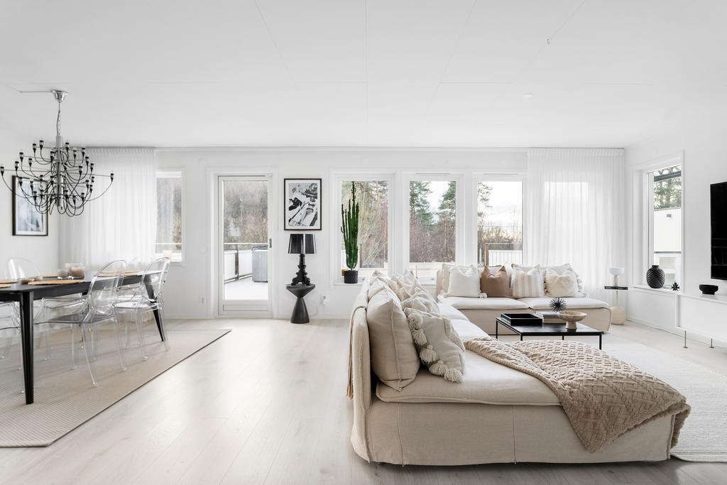 Stora fönsterpartier mot terrass 