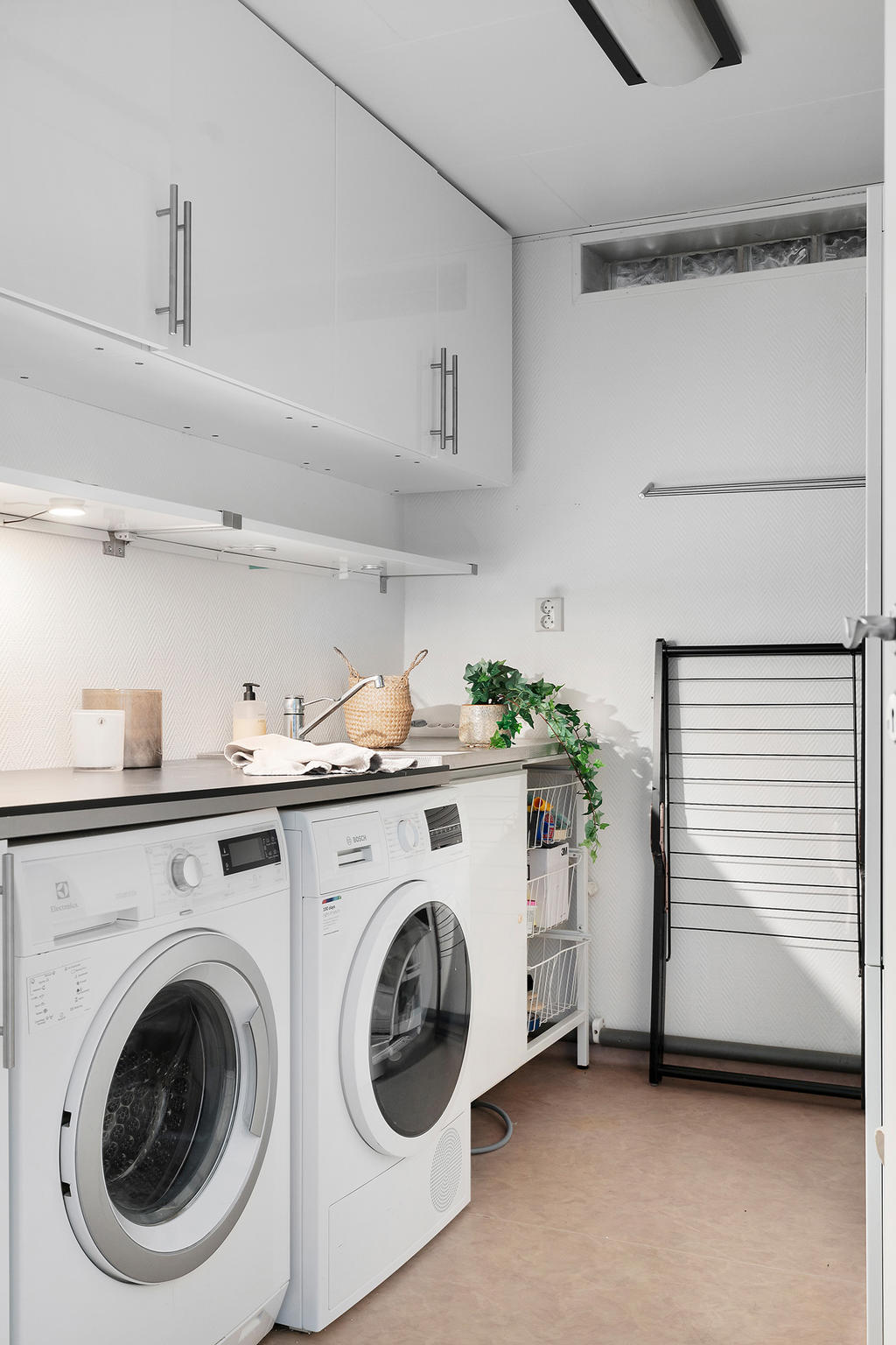 Tvättstuga med bra förvaring
