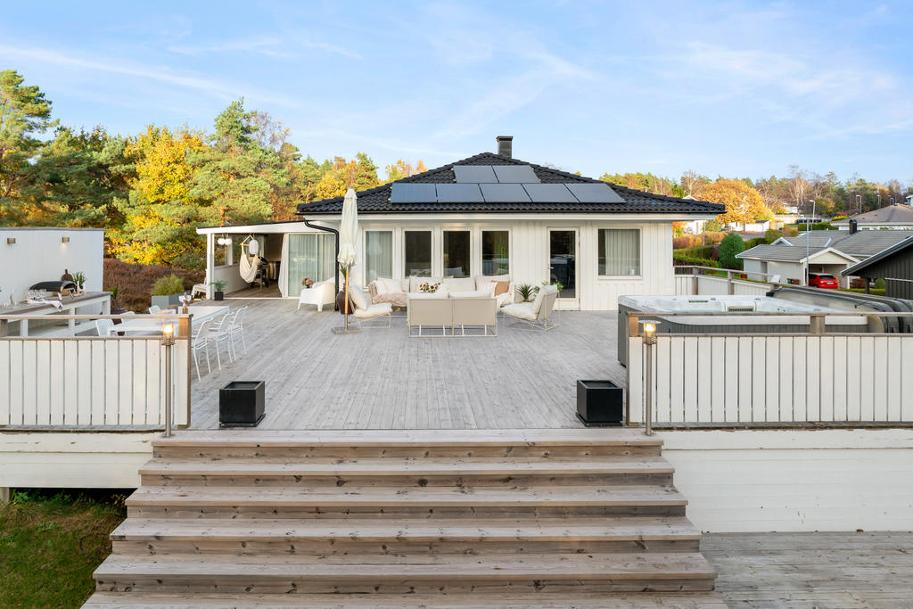 Terrasstrappan ansluter även till ytterligare altan 