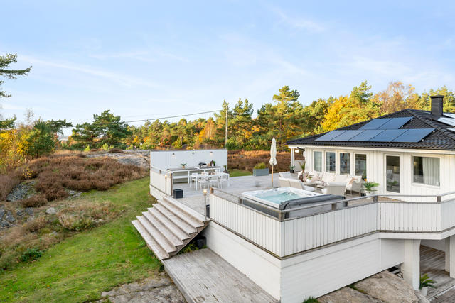 Stor härlig terrass med både spabad och utekök