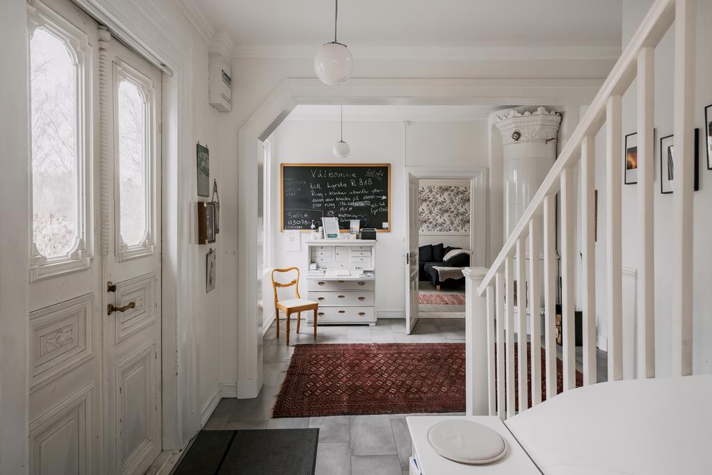 Välkommen in i den vackra och rymliga entréhallen.