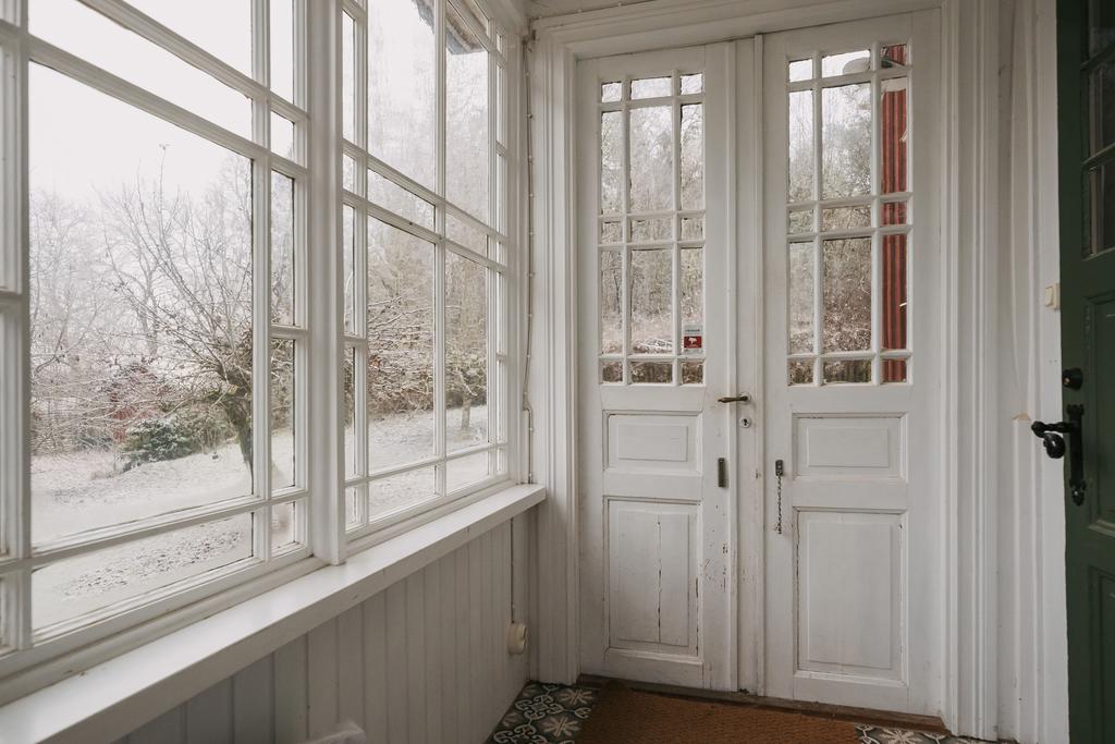 Njut av lugna stunder på punschverandan, husets mysiga blickfång mot trädgården.