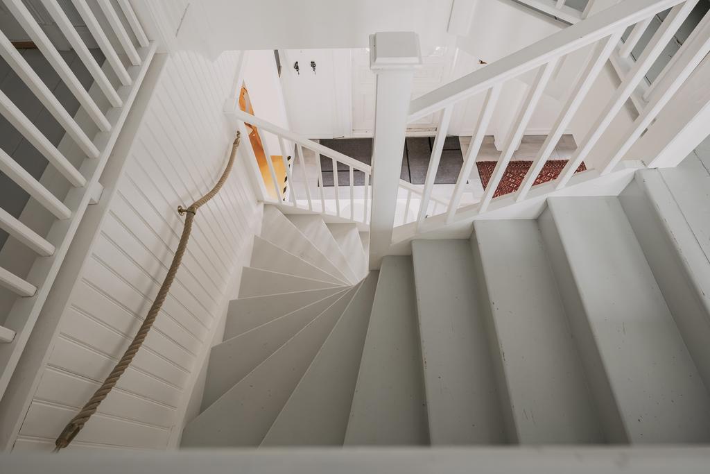 Nu tar vi trappan upp till övervåningen, där mer av hemmet väntar.