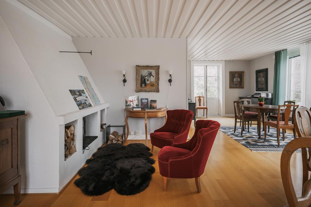 Stor salong med plats för både avkoppling och umgänge.