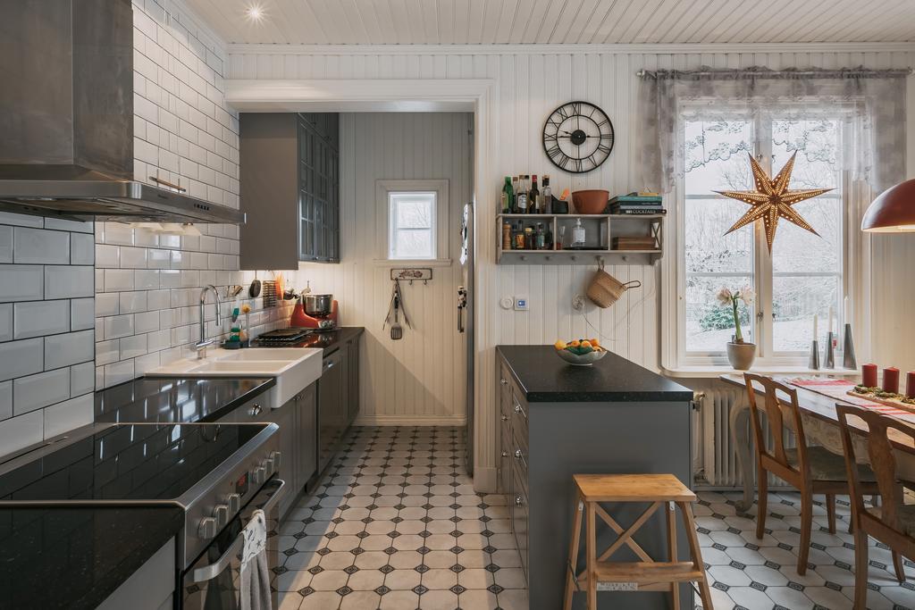 Köket är modernt och smakfullt, perfekt för matlagning och socialt umgänge.