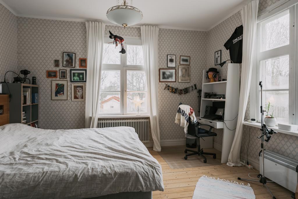 Ett av husets sovrum på nedervåningen pryds av smakfull tapet.