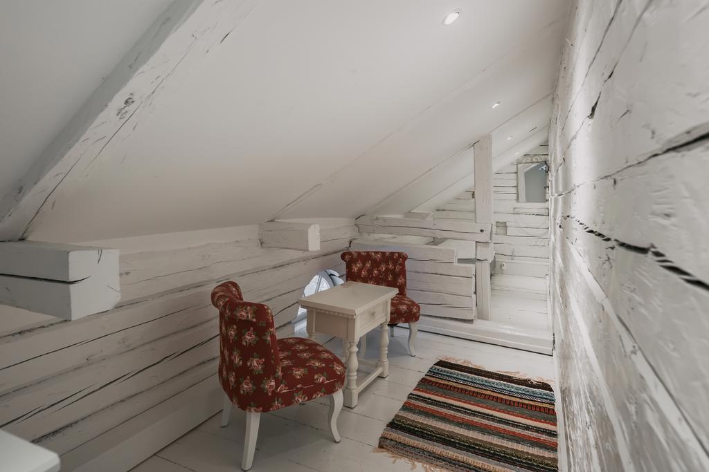 Charmigt rum med snetak, perfekt för den som vill ha ett avskilt och personligt utrymme.