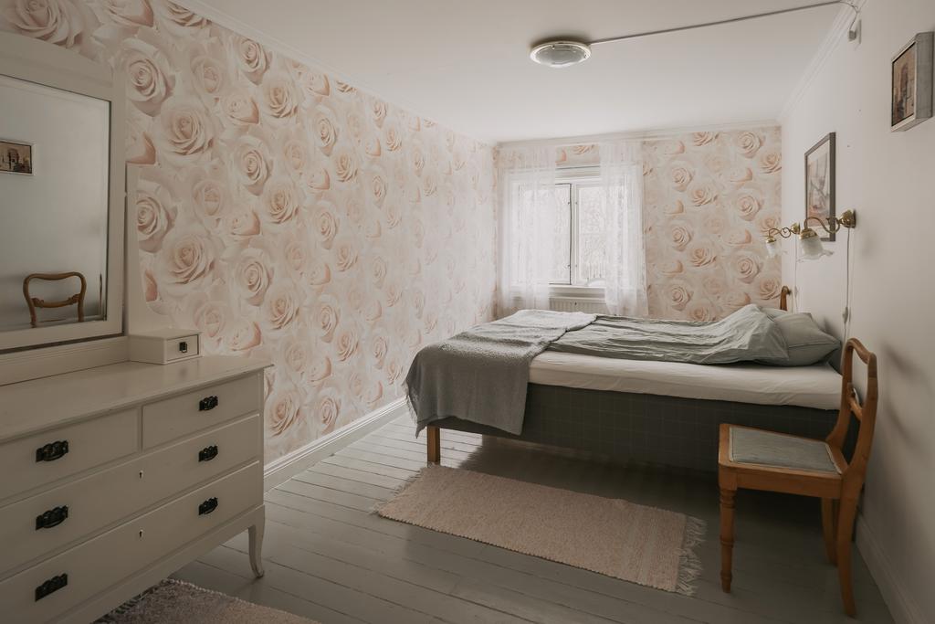 Ett smakfullt sovrum på övervåningen med blommönstrad tapet som sätter stilen.