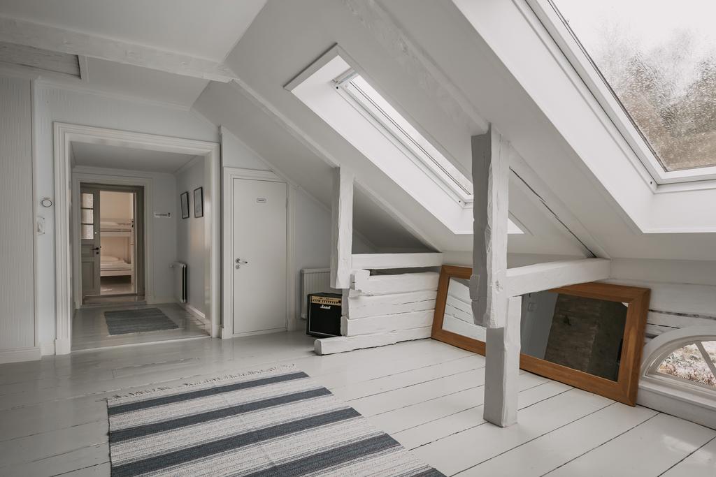 Taket med eleganta glaspartier låter dagsljuset flöda och skapar en unik atmosfär.