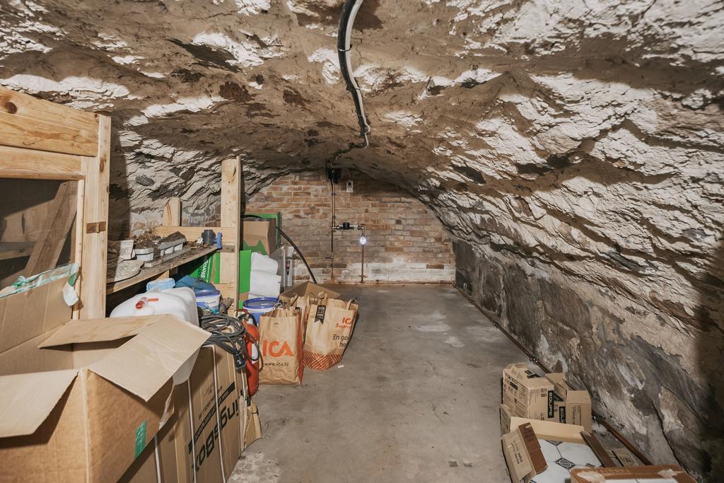 Valvat tak skapar en exklusiv och mysig känsla i källarutrymmet.