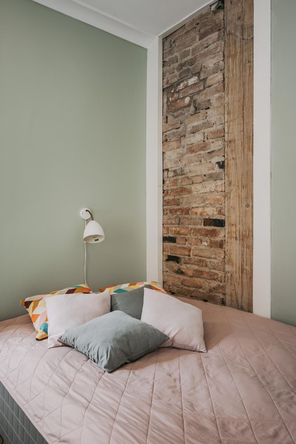 Vacker detalj i sovrummet ger karaktär och charm.