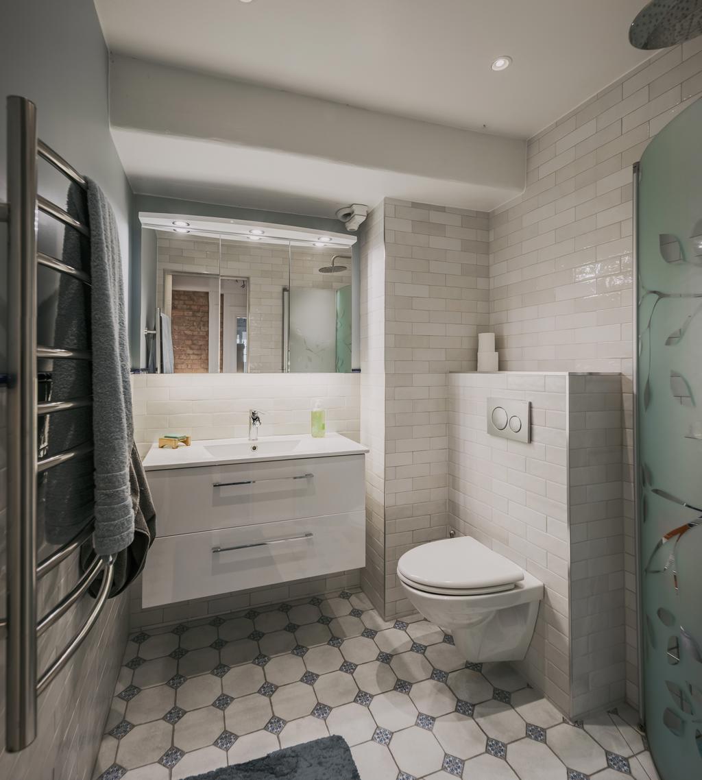 På nedervåningen finns ytterligare ett helkaklat badrum, perfekt för familj och gäster.