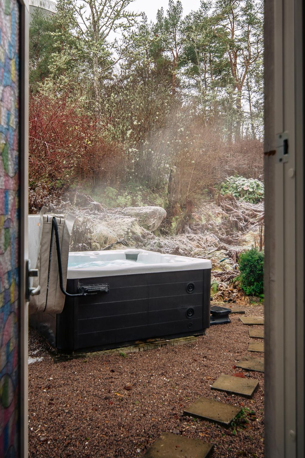 Direkt utanför dörren väntar ett inbjudande spabad, perfekt för avkoppling året runt.